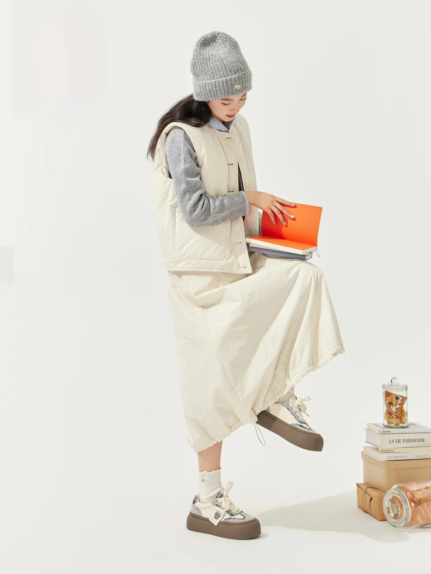 Fioletowy ażurowy okrągły bezrękawnik z wysokim stanem i spódnicą, dwuczęściowy zestaw damski, nowa zimowa kolekcja, styl casual, modny.