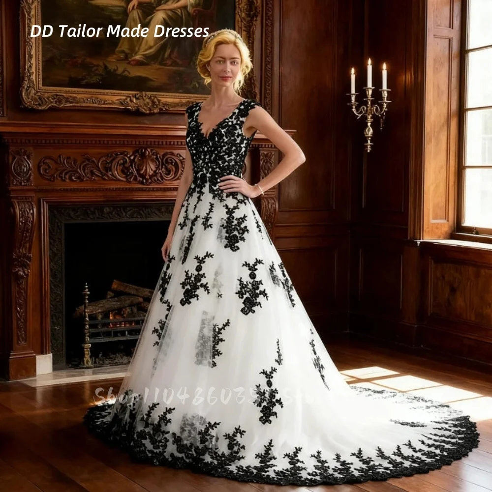 Gothic Black And White Wedding Dress Lace Appliques Cour Train Corset A-Line V-Neck Vintage Bridal Gowns Customized