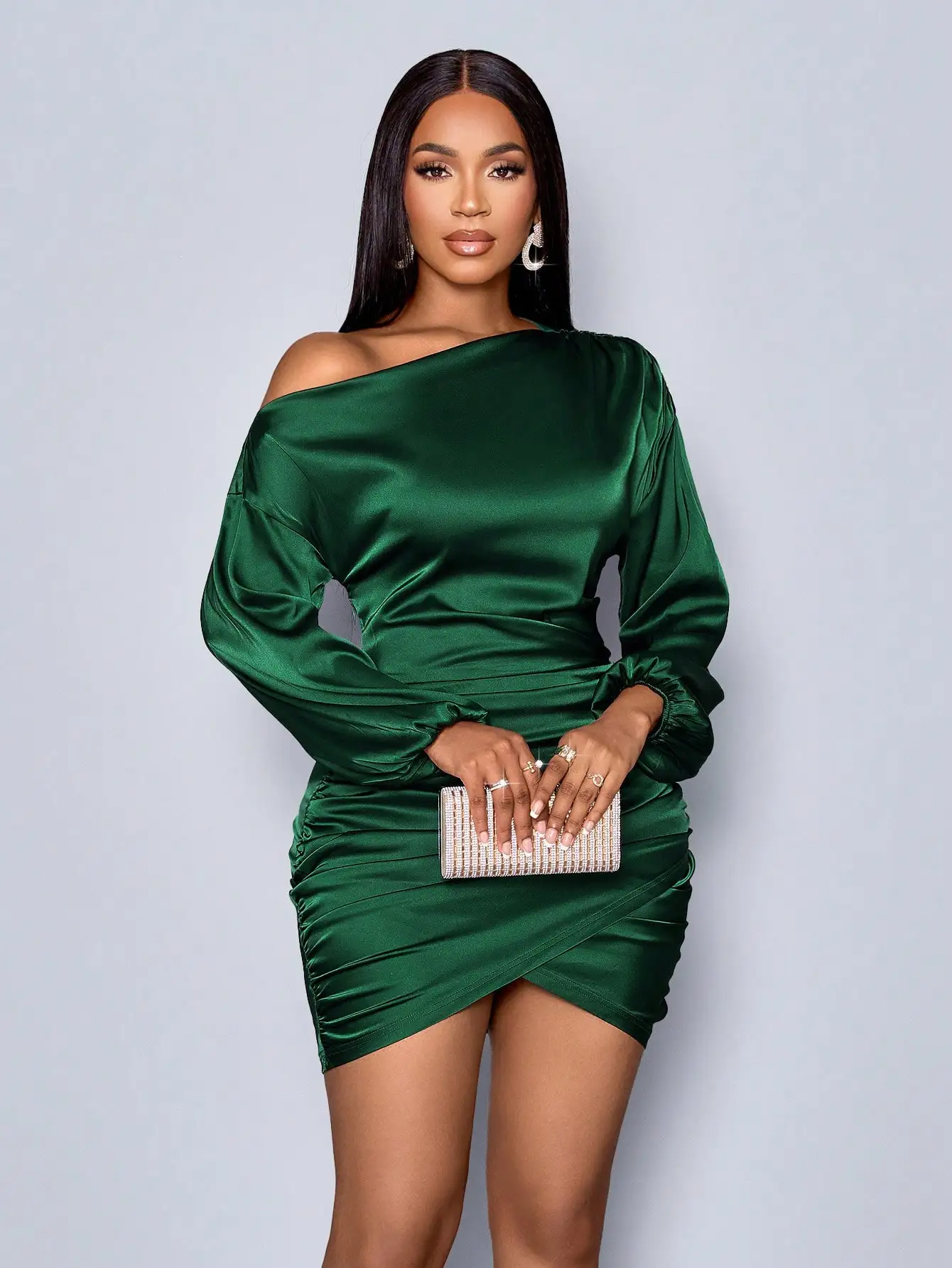 Smaragdgroene satijnen off-shoulder bodycon-jurk met lantaarnmouwen voor feestvakantie Kerstmis
