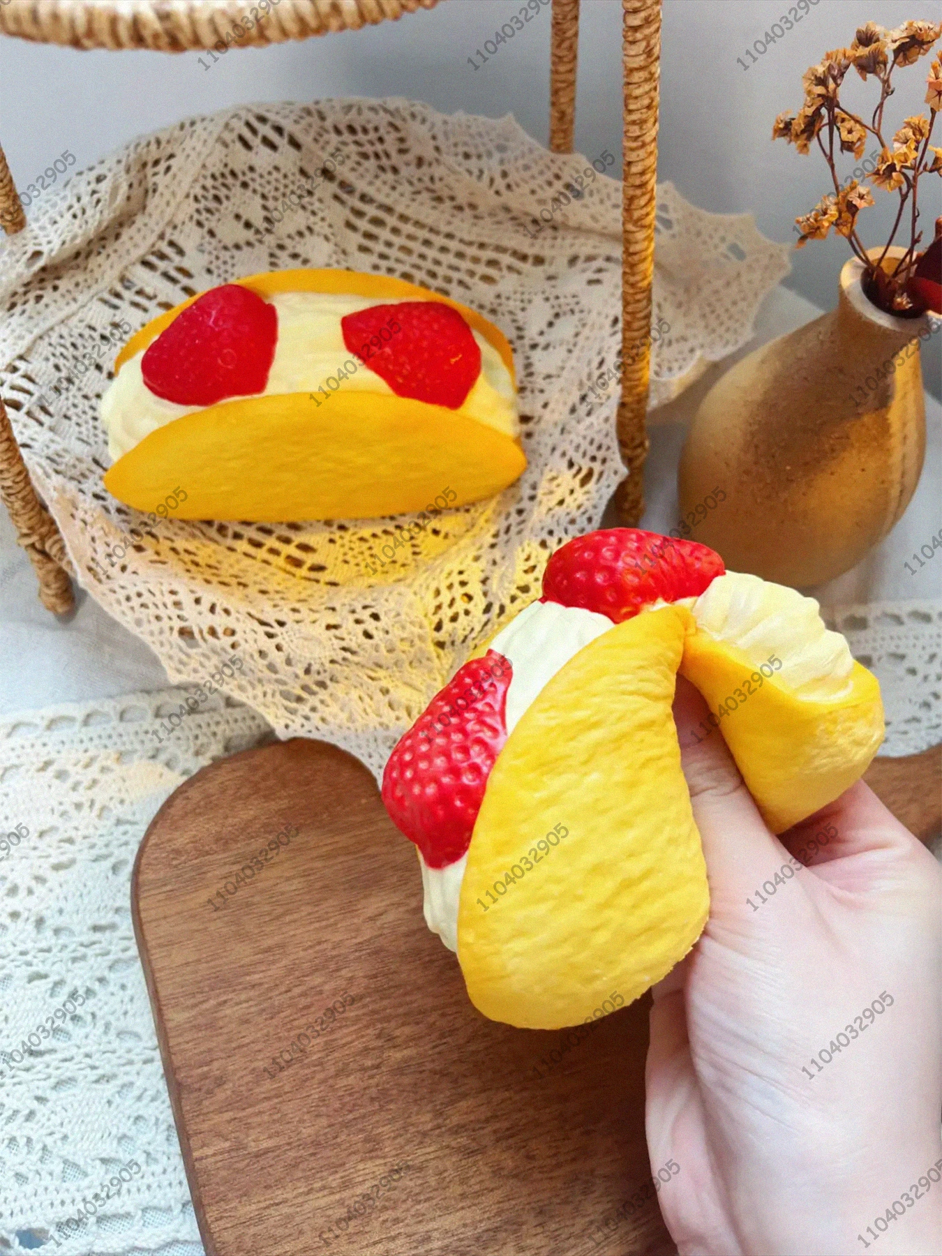 ของเล่นบีบคลายเครียดรูปขนมครัวซองต์ราสเบอร์รี่ บีบแล้วคืนตัวช้า รสสตรอว์เบอร์รี่ครีมโรล