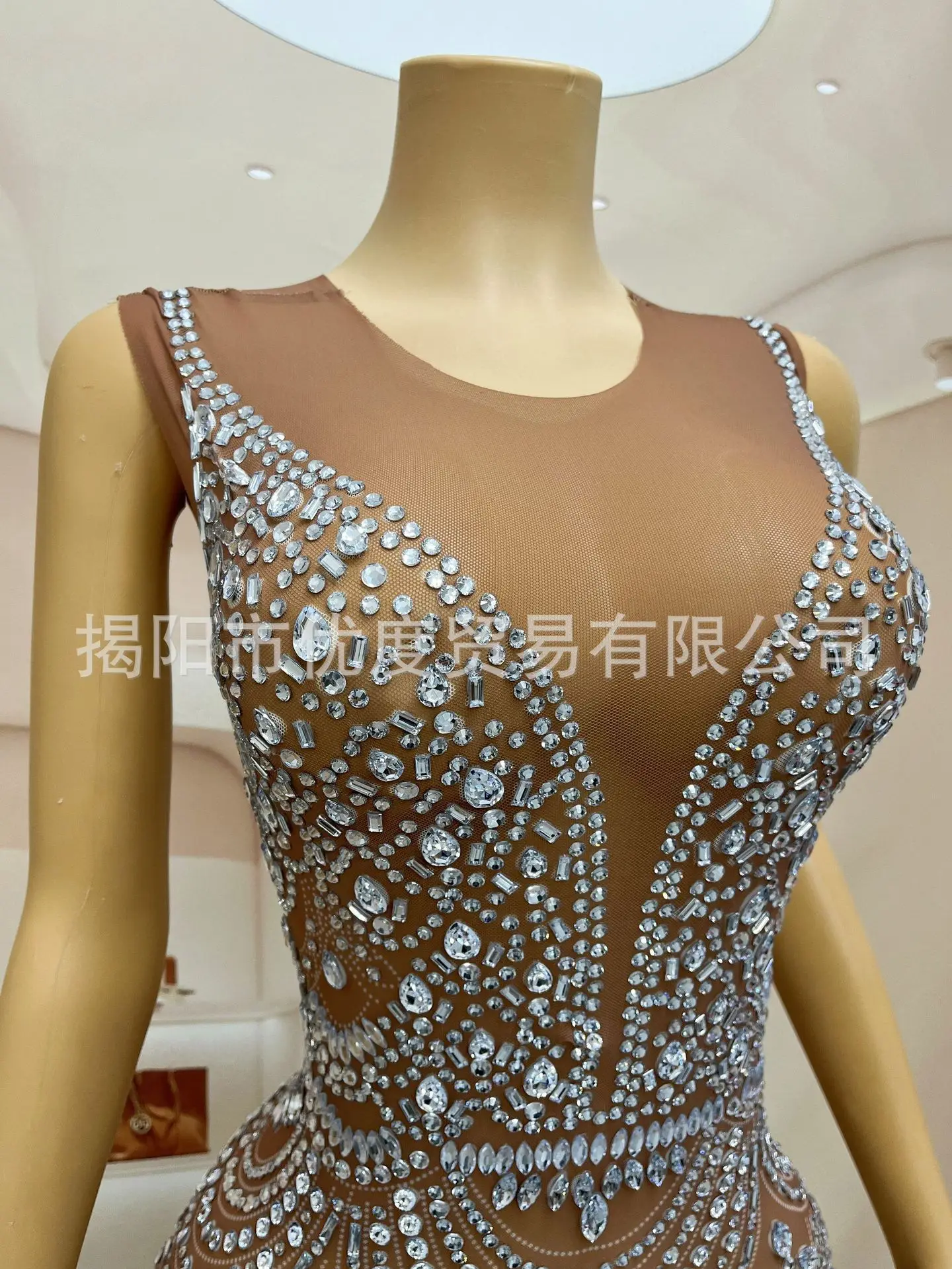 ชุดเดรสยาวดีไซน์เรียบหรู ประดับคริสตัลระยิบระยับ เหมาะสำหรับงานเลี้ยงวันเกิด งานกลางคืน งานแสดง  แบบไม่มีปก  ลายใบไม้สามแฉก