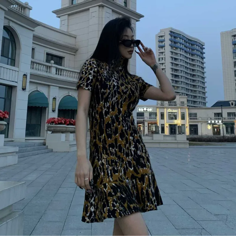 HKSH 女性のストリートウェアスタイル 2025 トレンド夏の新ヒョウ柄タートルネック半袖ドレスシックなファッションショートスカート HK4659