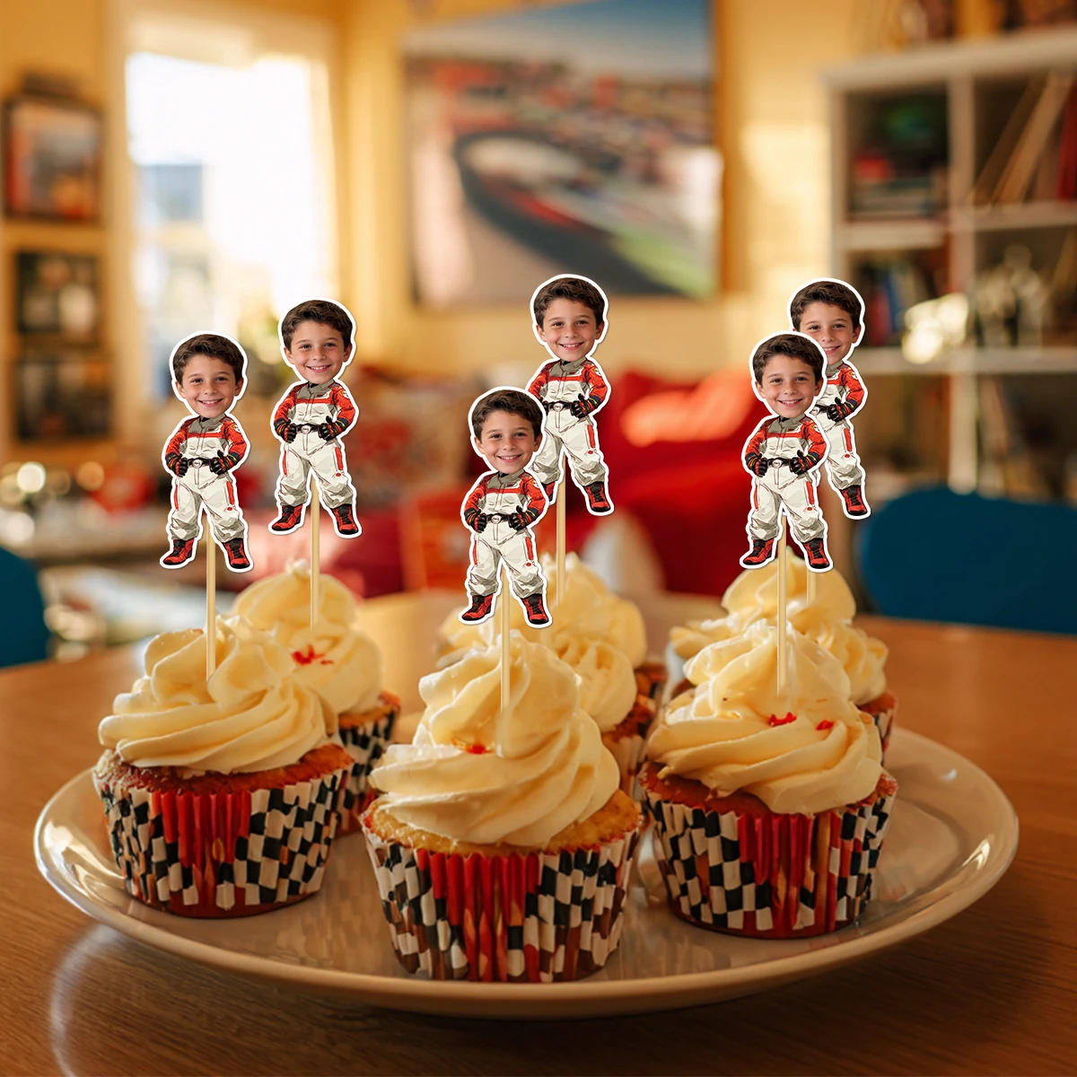Personalisierter Geburtstags-Rennwagen-Kuchenaufsatz mit individuellem Gesichtsfoto, Rennsport-Thema, Meilenstein-Geburtstagsfeier, Kuchendekoration – Detail 10