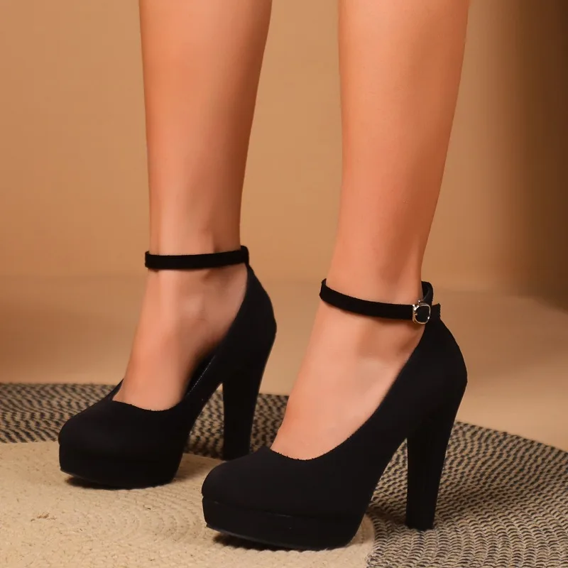 Große Größe 42 Sexy Super High Heels Schuhe für Damen Knöchelriemen Chunky Plateau-Pumps Damen Schwarze Flock-Quadrat-Absatz Partyschuhe