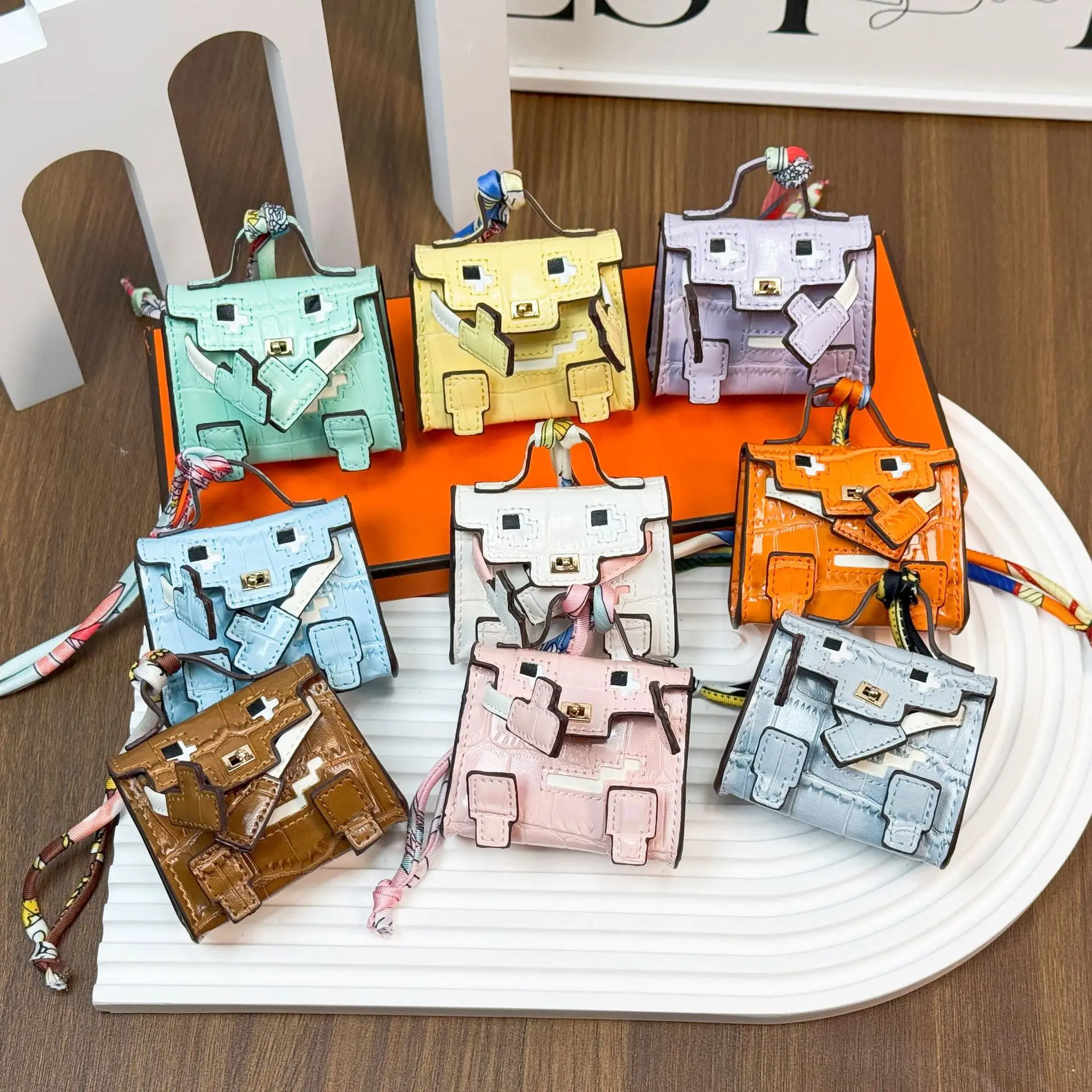 

Роскошная кожаная подвеска ручной работы с мозаичным смайликом — стильная, уникальная и идеально подходит для модных сумок