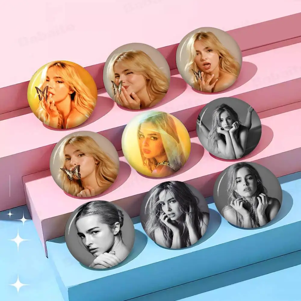 Pin de solapa metálico de moda con diseño de la cantante pop Addison Rae, estampado brillante, ideal como regalo para amigos, insignia para cuello o solapa.