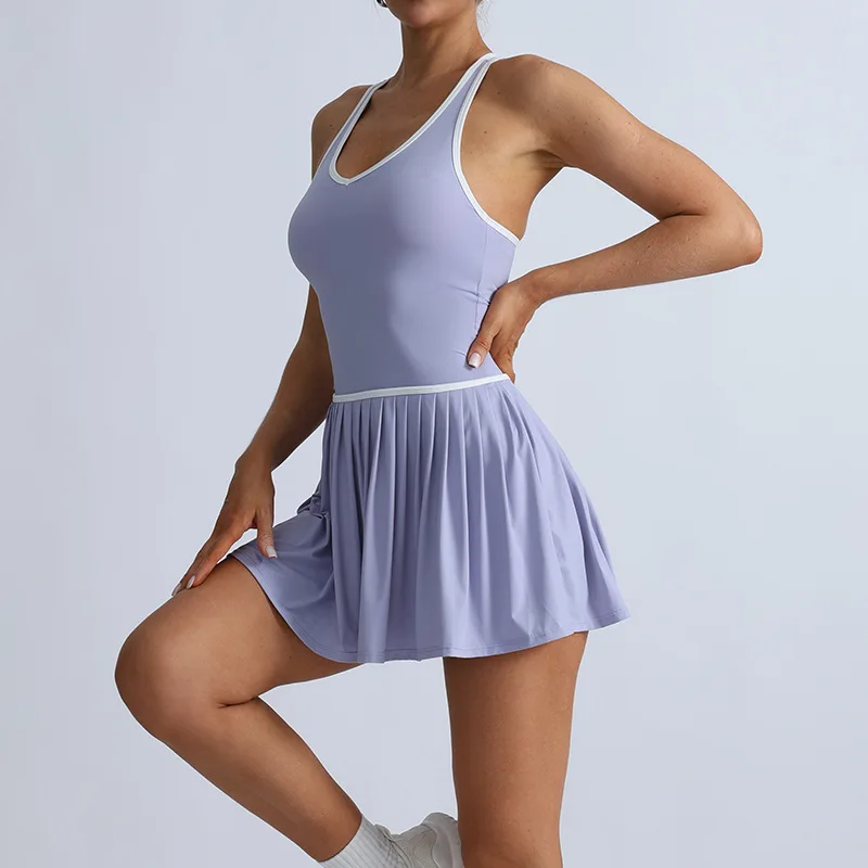 فستان رياضي للنساء مع زي تنس قصير أبيض أرجواني مطوي بدلة رياضية صيفية لتنس الريشة ملابس جولف نشطة 2025