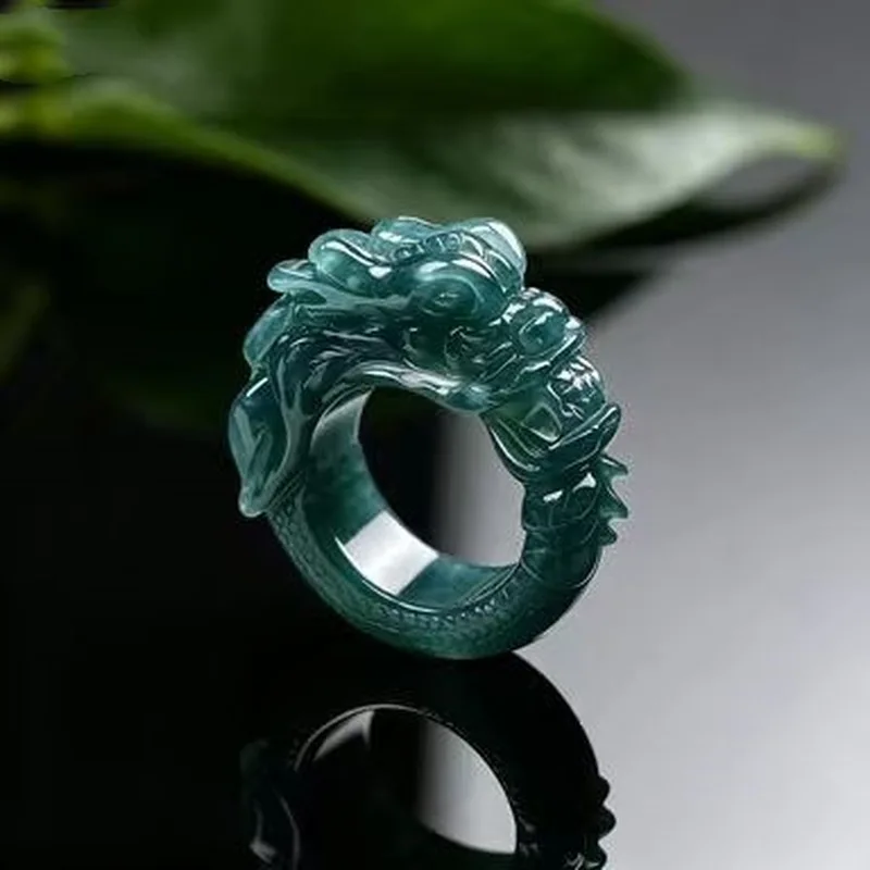 Bague en jadeite de qualité supérieure, de couleur bleu profond, ornée d’un motif de dragon, avec une tête de dragon tridimensionnelle sculptée avec soin, un modèle audacieux et élégant.