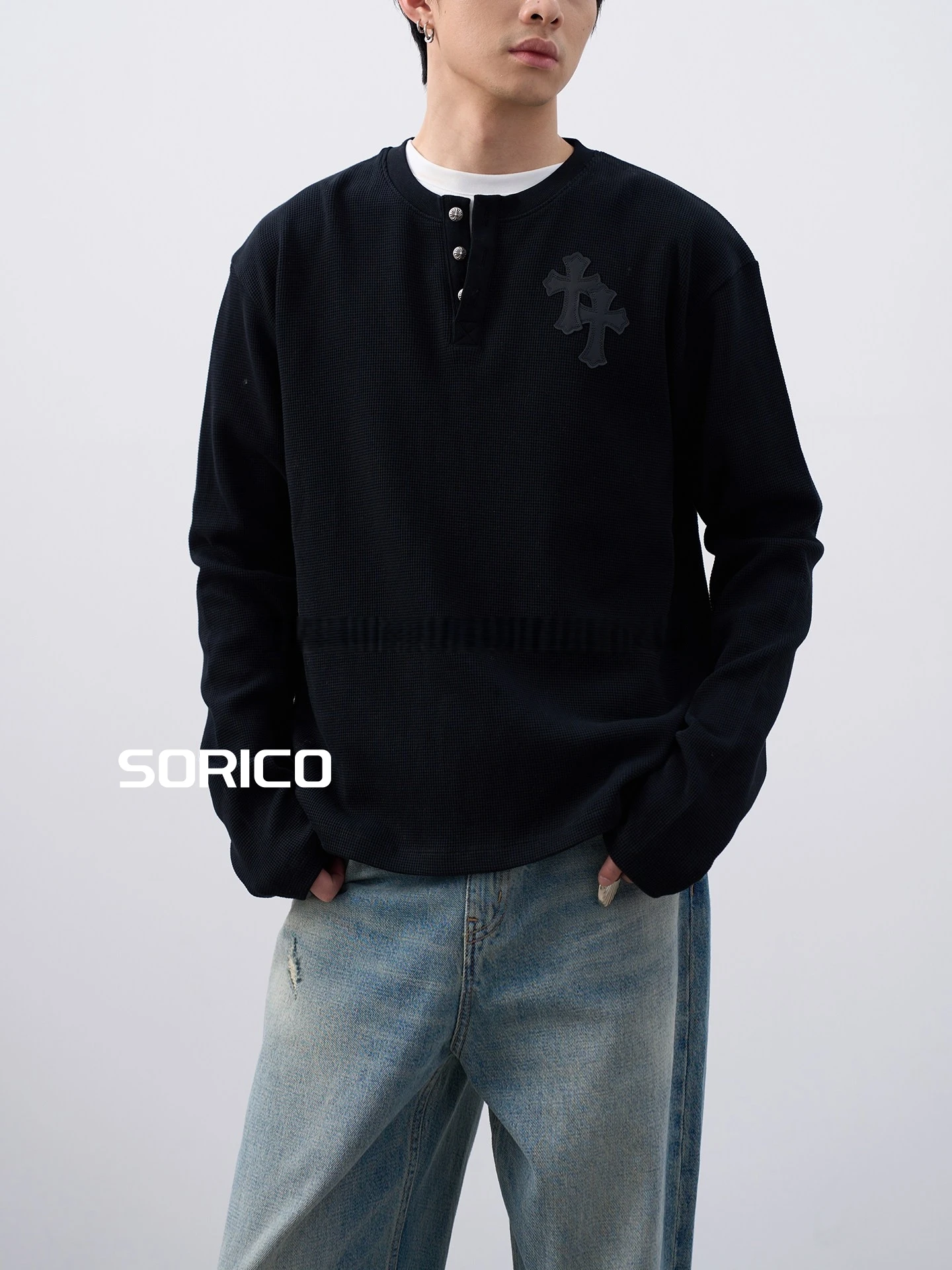 

SORICO Casual Commute Unisex Knitted Long Sleeve Cross Stitched Leather Patch Waffle Pattern Henry Collar Loose Fit Cotton Sw...
