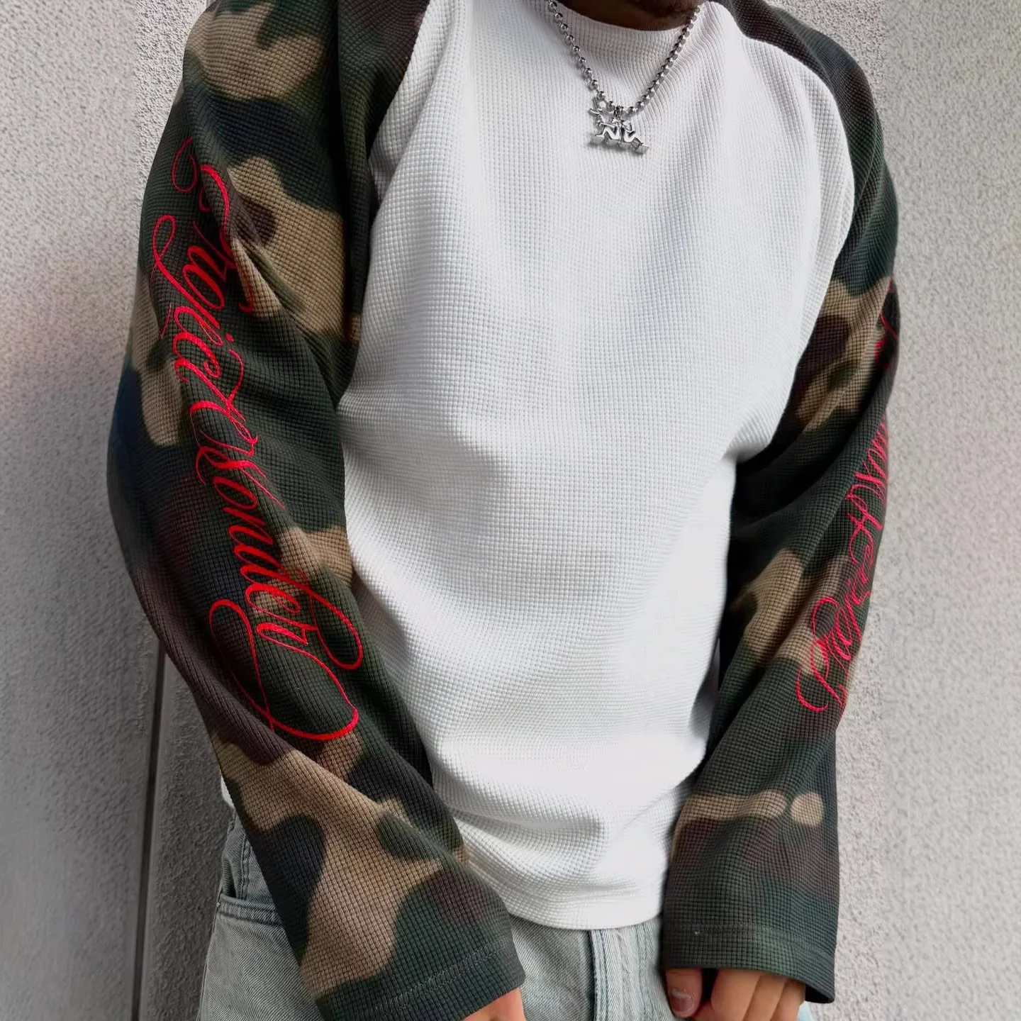 Retro Camouflage Raglan Langarm-T-Shirt Unisex Rot Kursiv-Stickerei Gerippter Strick Lockerer Street-Style Warmer Pullover für Männer und Frauen – Detail 3