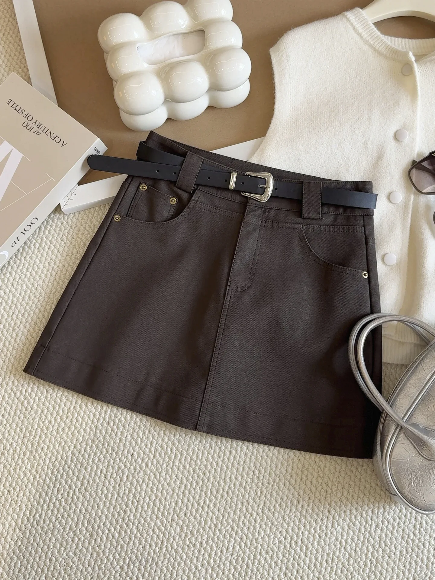 Black PU leather short skirt for women in autumn 2025, new high waist slimming and hip hugging A-line half body skirt