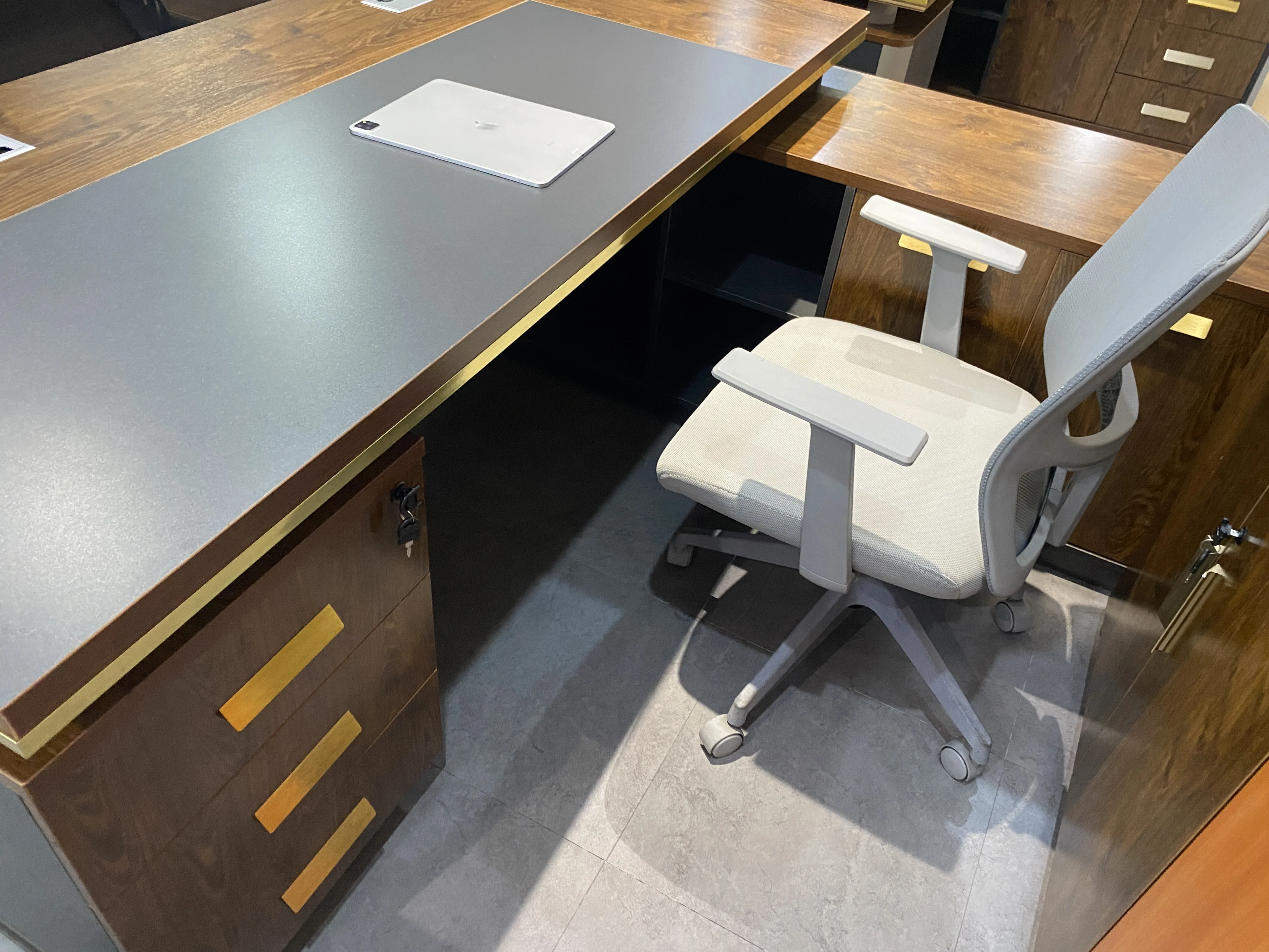 

Luxury Style Hot Selling Office Furniture Wooden Executive Boss Desk Modern Executive Desk Office Table Design