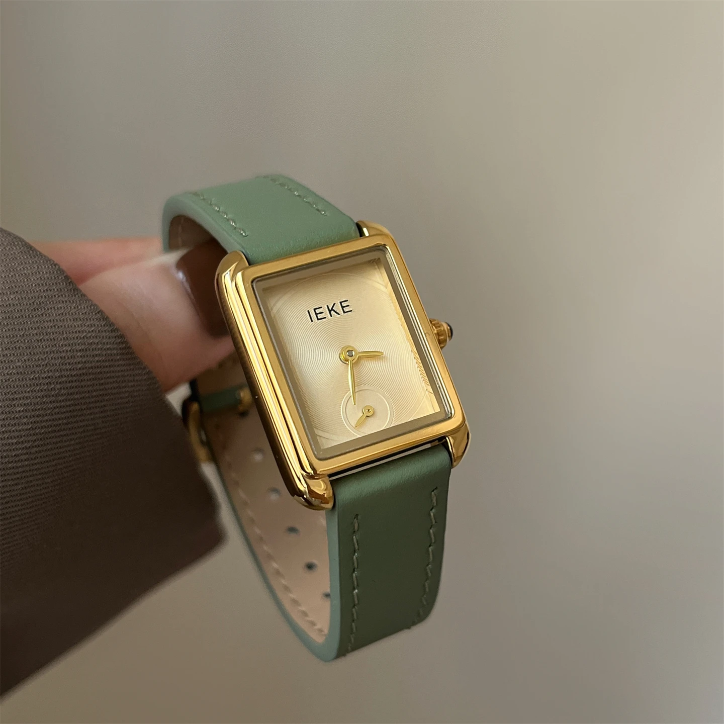 

Exquisite And Sophisticated Retro Small Square Leather Strap Watch For Women High-Value, Simple And Versatile Quartz Wristwatch.