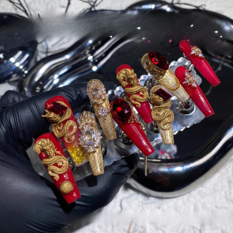 

Hand-worn manicure luxury heavy industry wedding Buccellati golden flow hemp chain