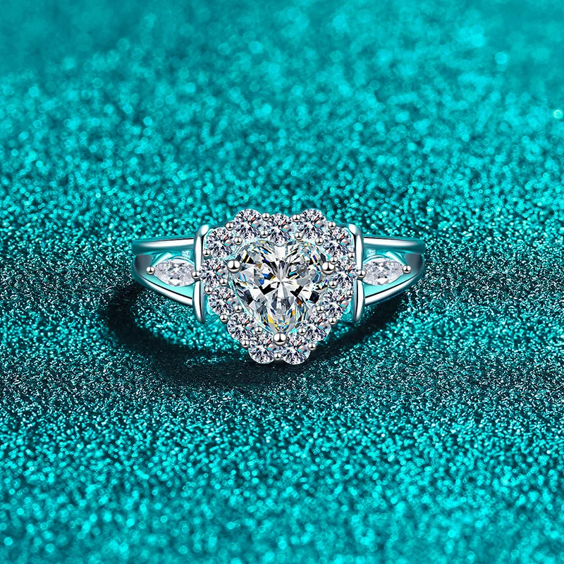 Elegant PT950 Platinum 1-Carat Mossanite Ring for Women, A Gorgeous and Exquisite Heart-Shaped Bridal Bouquet Ring Perfect Gift