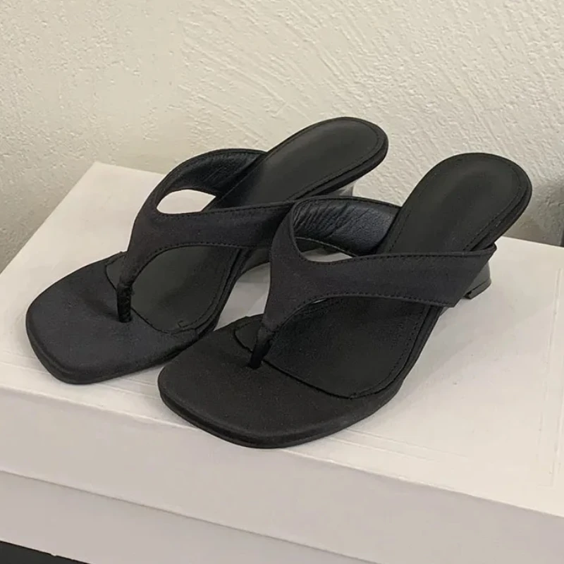 

Новые летние шлепанцы, женские шлепанцы на танкетке, модные повседневные пляжные сандалии, женские лаконичные удобные модные брендовые тапочки, женские