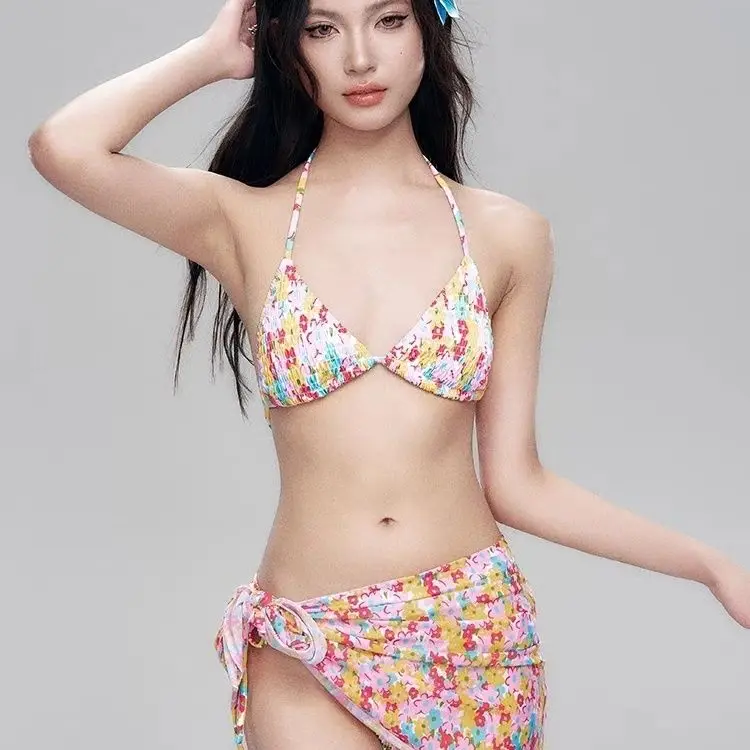 Costume da bagno diviso pieghettato colorato floreale fresco per le donne Costumi da bagno per le vacanze al mare Reggiseno all'americana + fondo allacciato Set bikini da 3 pezzi