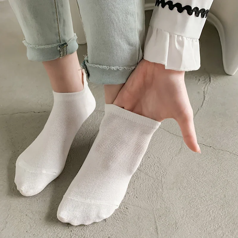 1 paio di calzini corti da donna Harajuku carino ricamo fiore di ciliegio Sakura casual divertente Kawaii calzini alla caviglia in cotone bianco