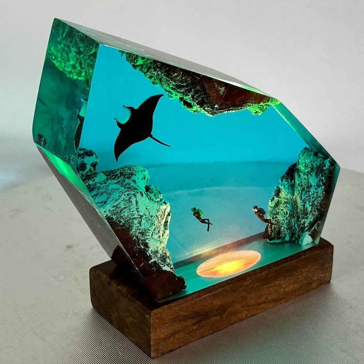 

Creative Manta Ray and Diver Resin Ocean Light High-end Handmade Home Atmosphere Decorative Ornament Gift