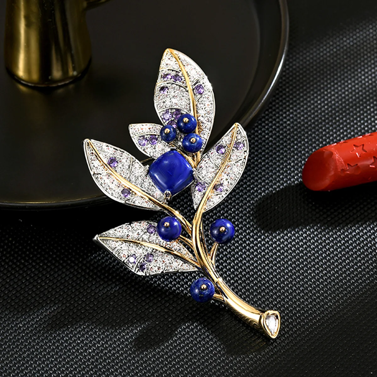 broche-de-luxe-legere-en-lapis-lazuli-et-or-design-creatif-et-elegant-corsage-polyvalent-pour-vetements