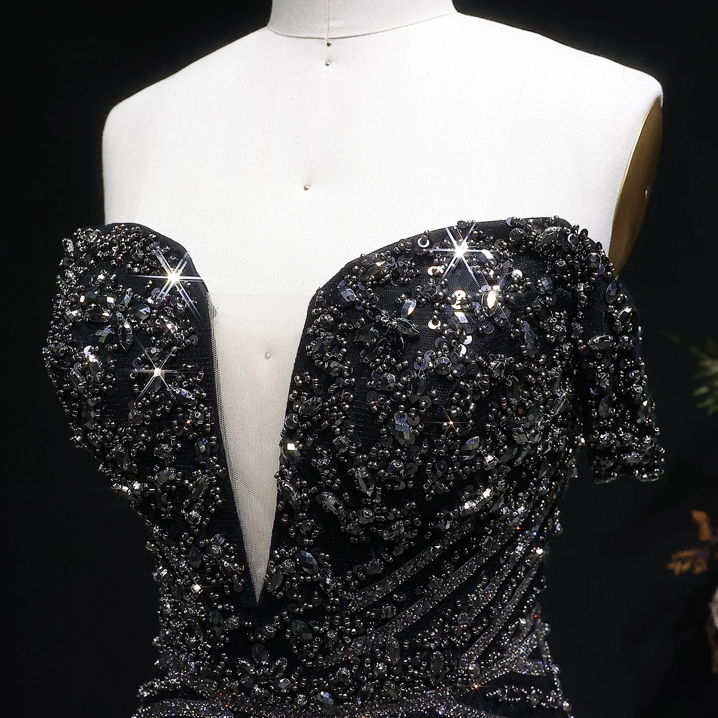 Sharon Said Schwarzes schulterfreies Kleid mit tiefem V-Ausschnitt und schweren Perlenverzierungen, kurzes Cocktailkleid für Abschlussball und Party, Dubai, RM131, maßgeschneidert – Detail 8