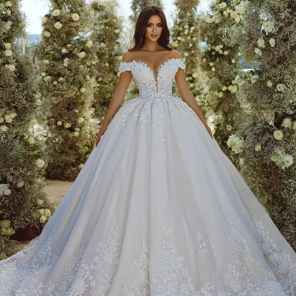 Robe de Mariée en Dentelle et Perles, Magnifique Tenue de Princesse avec Traîne Royale