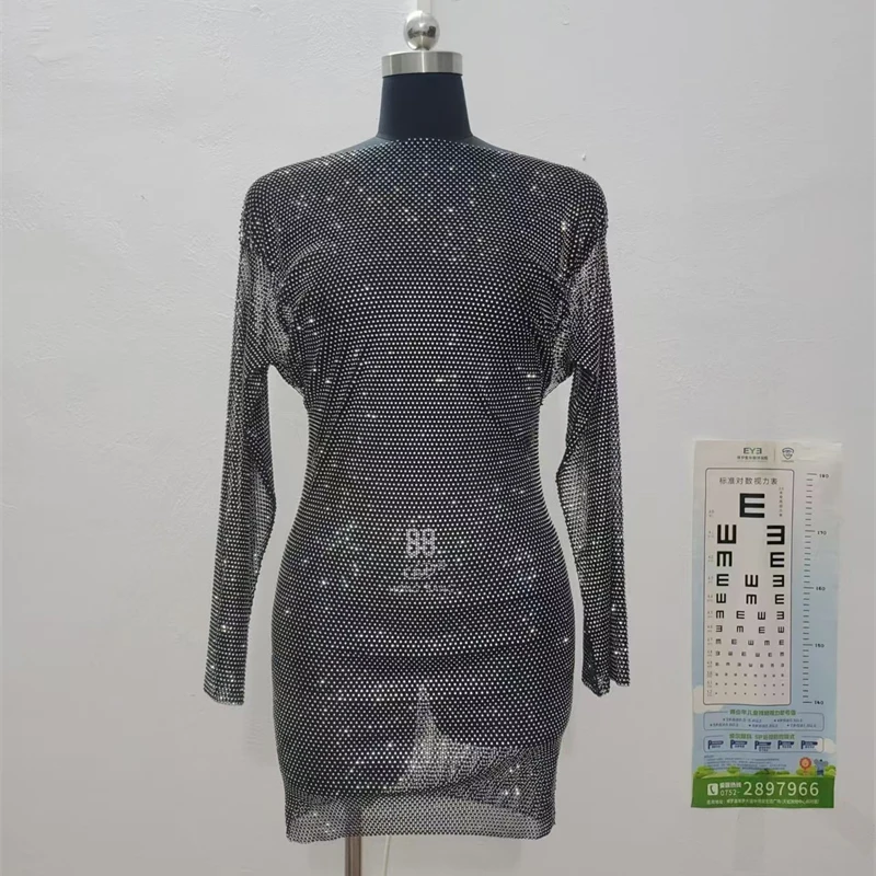 Großartiges Damen-Minikleid mit glänzenden Strass-Steinen, Fischnetz-Design, langen Ärmeln, durchsichtig, figurbetont, für Party und Clubwear, Sommerkleid 2026 – Detail 5
