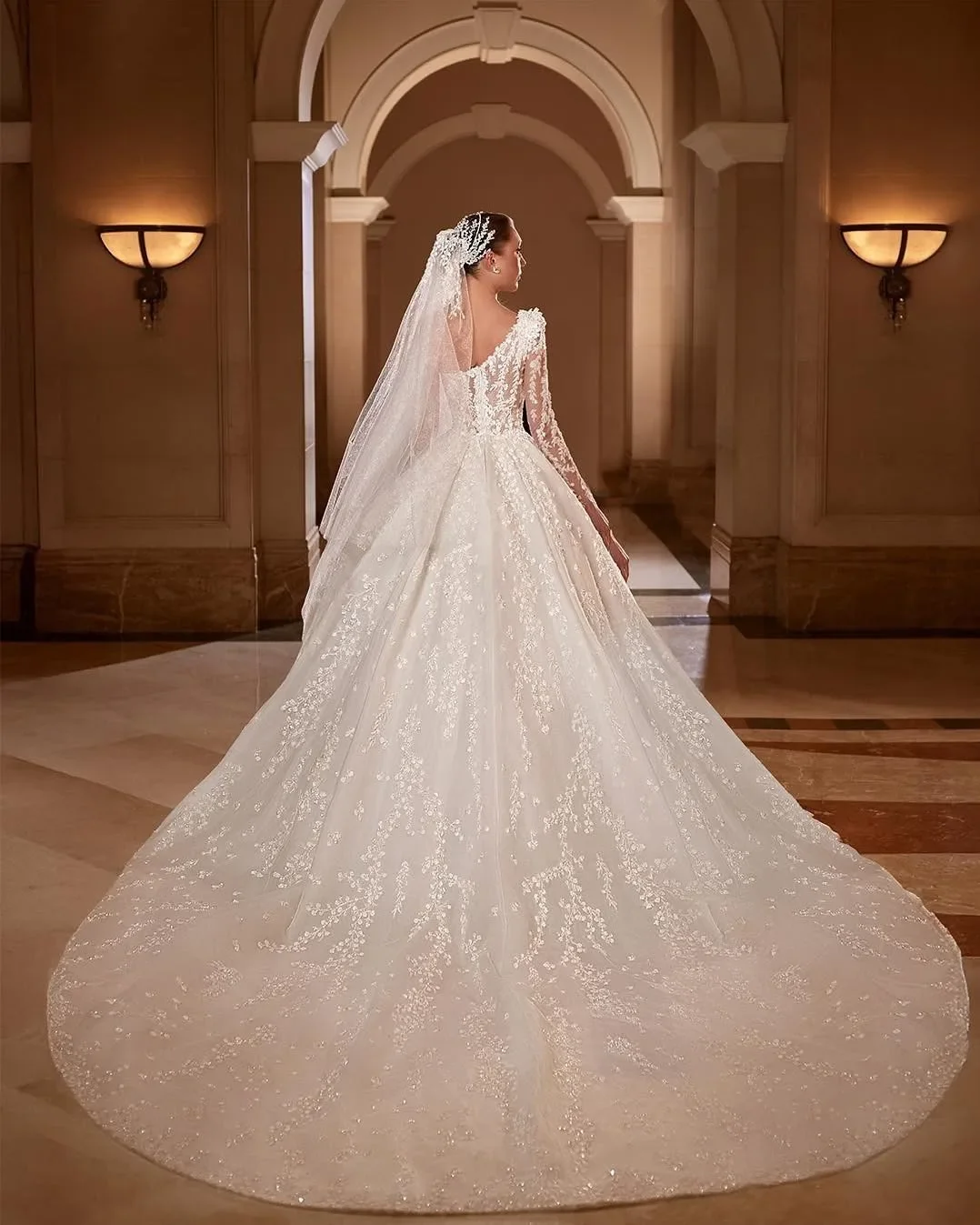 Luxury Ball Gown Wedding Dresses One Shoulder Long Sleeve Appliques Lace Bridal Gowns Sweep Train Backless Customized Robe