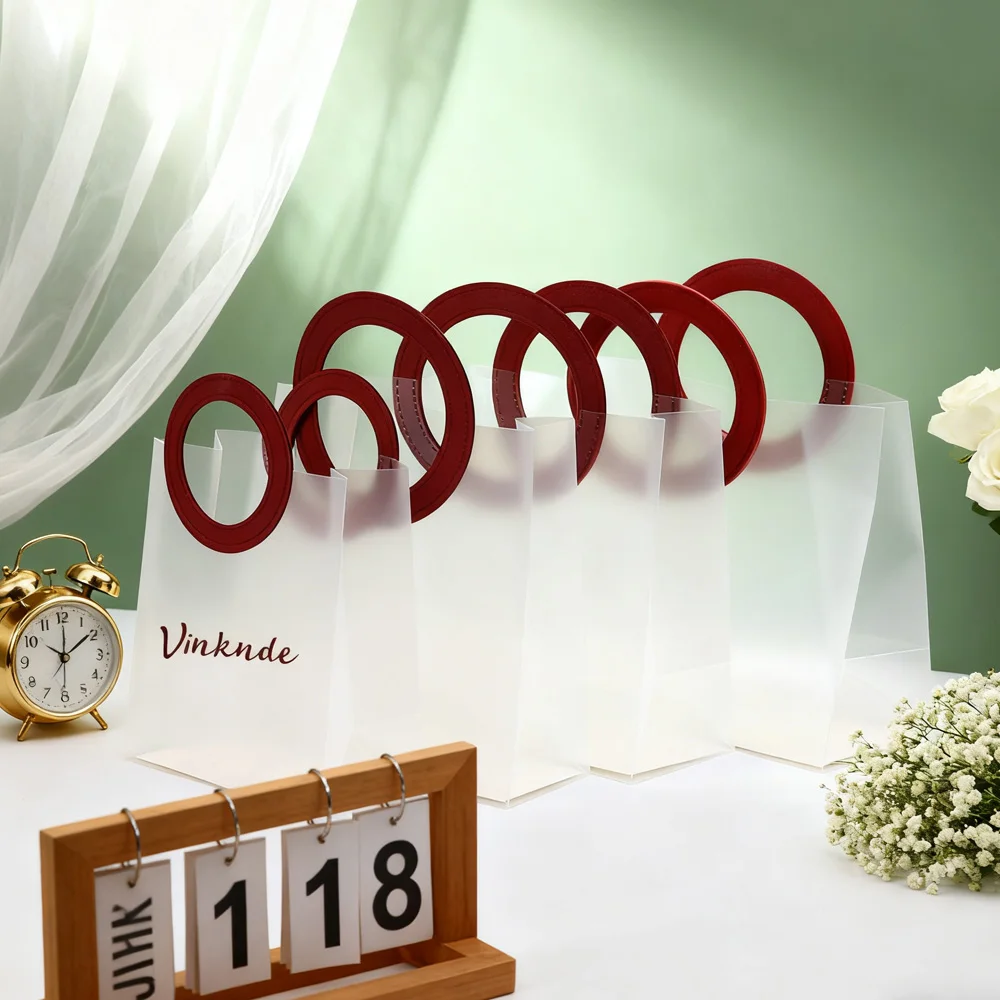 

24 упаковки, матовая прозрачная подарочная сумка для ювелирных изделий из ПВХ с элегантной кожаной ручкой, 16x18,5x8 см, индивидуальный логотип, многоразовые принадлежности для свадебной вечеринки