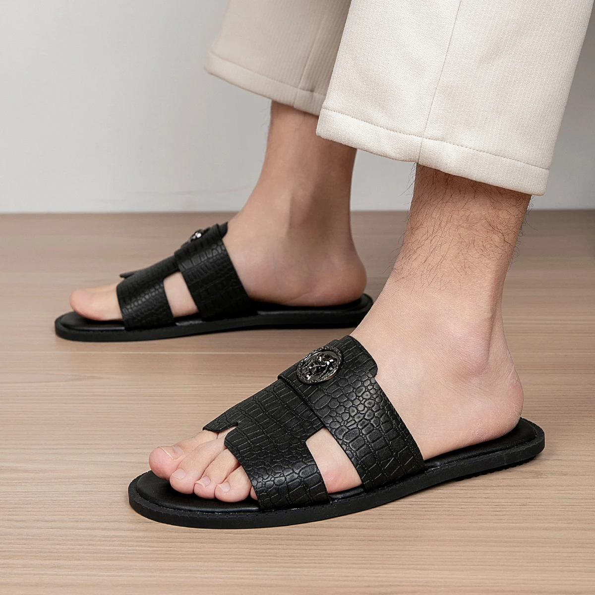 Herren-Hausschuhe sind geeignet für den täglichen Gebrauch zu Hause, im Badezimmer, im Freien und für die Freizeit. Neue coole Herren-Sandalen. – Detail 23