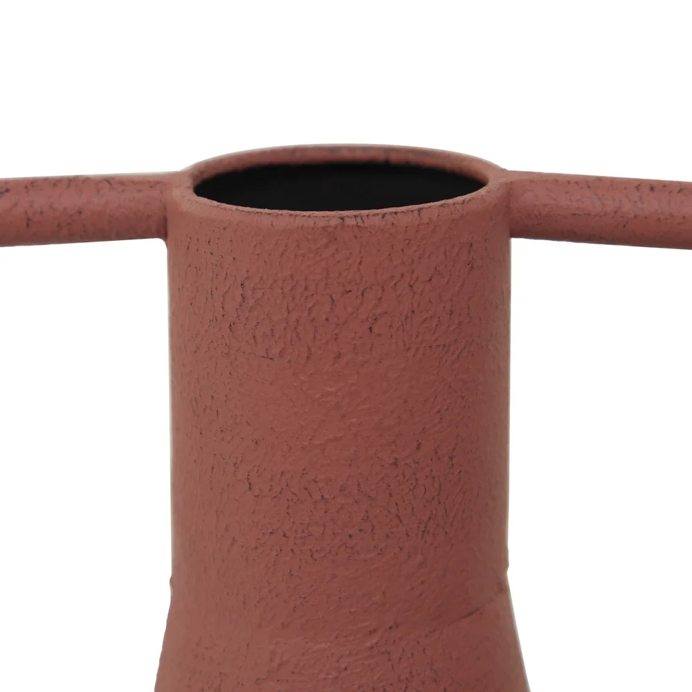 مجموعة مزهرية معدنية مكونة من مزهرتين مزخرفين باللون البرتقالي الحديث مع مقابض وحوامل زهور على سطح الطاولة بتصميم بسيط وملمسة نهائية من الصدأ