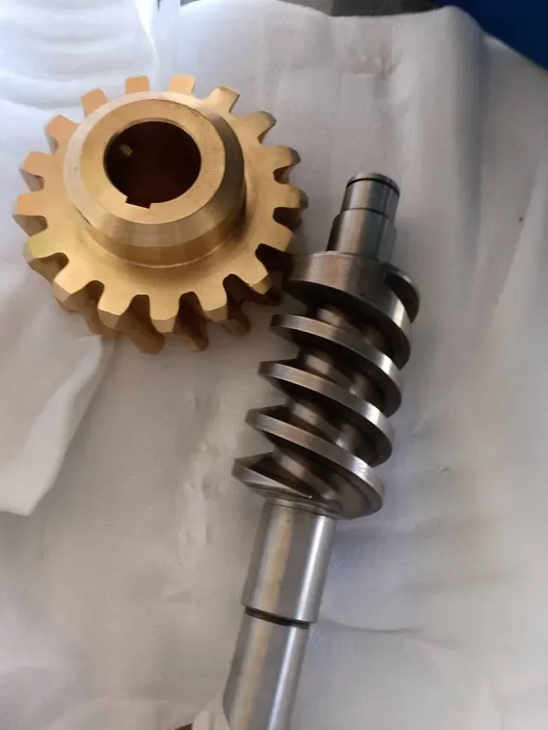 45 ترس دودة فولاذية وعمود HRC 45-55 لصندوق التروس