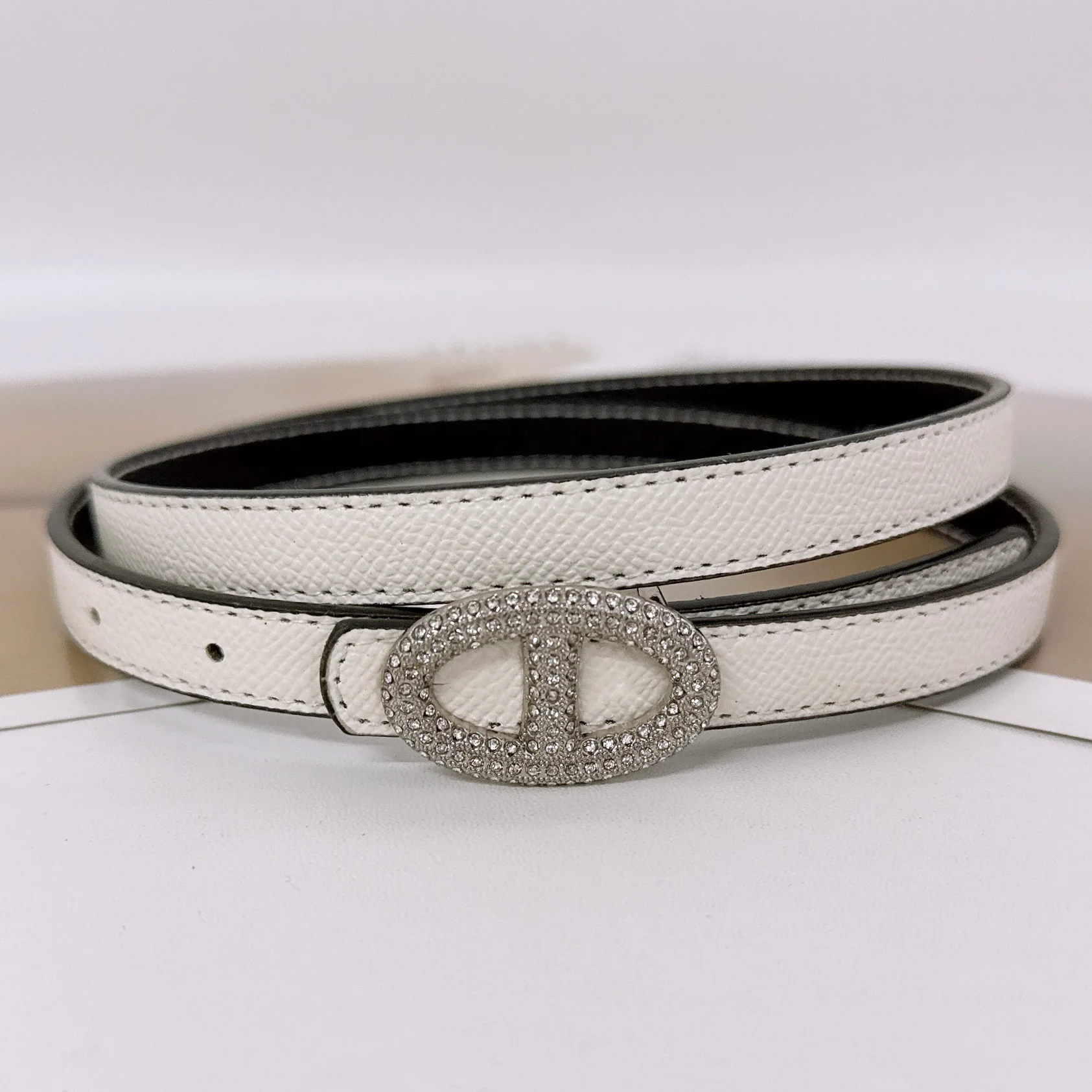 حزام نسائي أنيق مع زر حرف معدني مزخرف