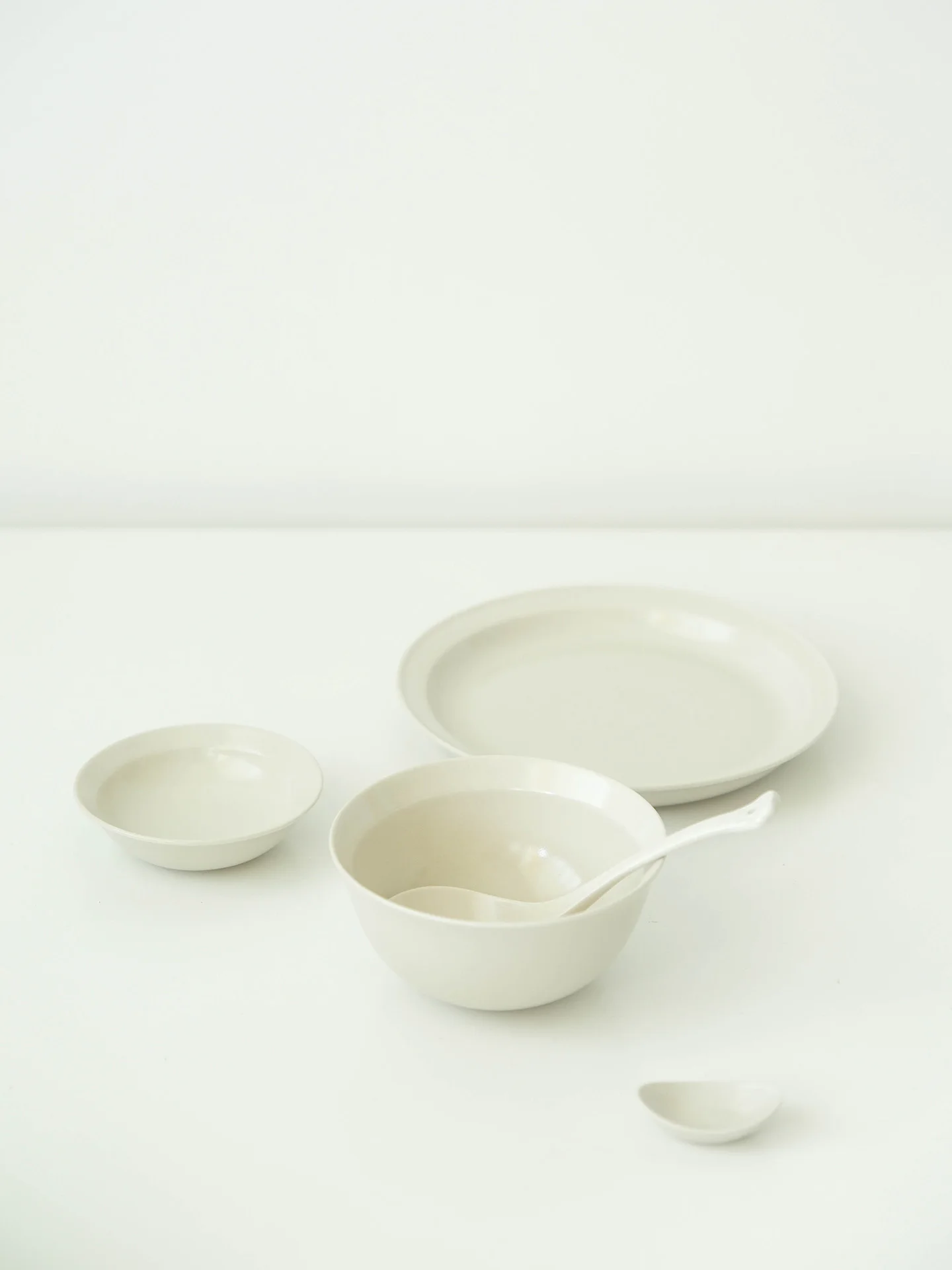 

Набор столовых приборов Yetao Tianye Four Seasons Tee Meals Set Cerc: маленькая миска, соусница, ложка, подставка для ложки (без чашки).