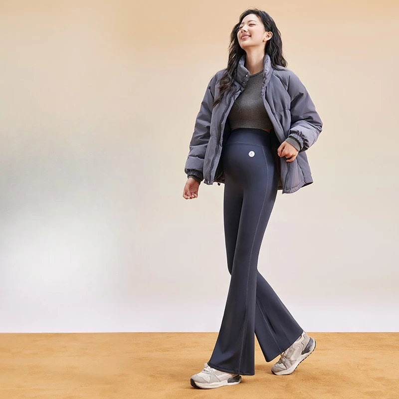 Pregnant women wearing slightly flared pants can look slimmer and lift the buttocks