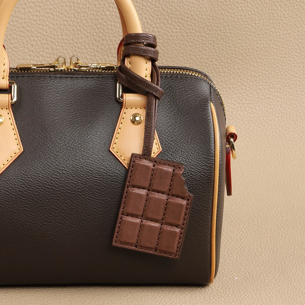 CRAZYSMITH Schokoladen-Taschenanhänger aus echtem Leder, italienisches vollnarbiges pflanzlich gegerbtes Rindsleder, luxuriöser Taschen-Charm für Handtaschen für LV, süßes Accessoire, Deko, Geschenk – Detail 2