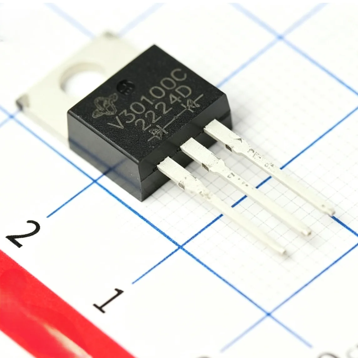 10PCS V30100S-E3/4W V30100C-E3/4W 100V TO-220AB-3 30A 15A 910mV@30A 800mV@15A NEW Original MOS Barrier Schottky Rectifier Diode