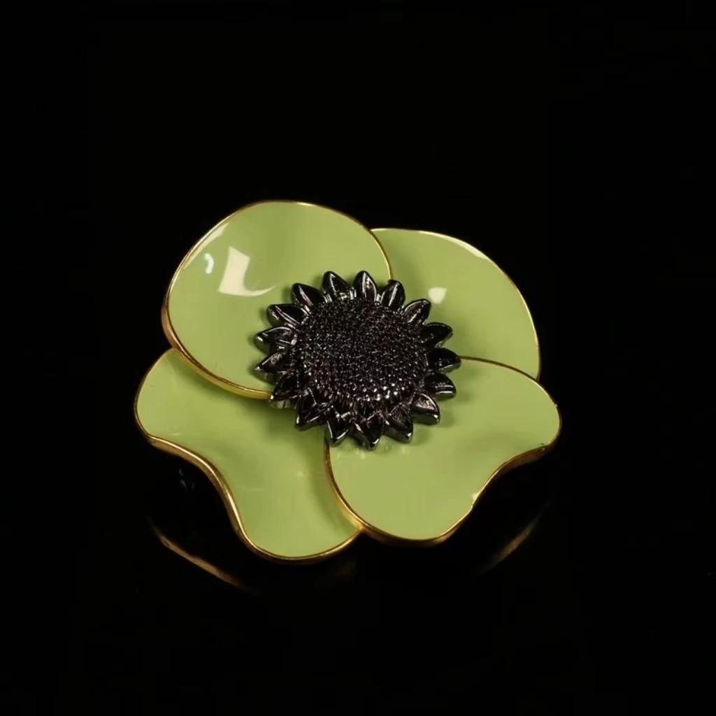 Fashion exquisite high sense personality design enamel brooch