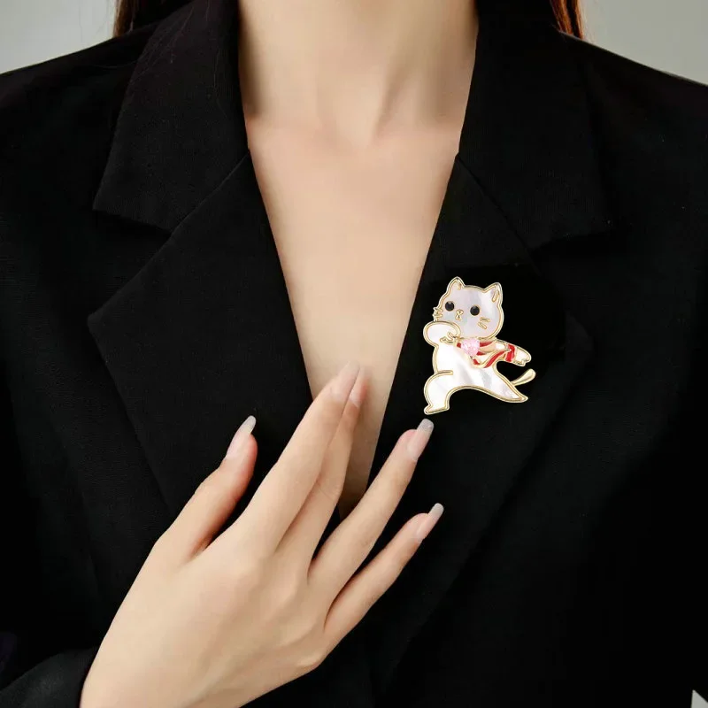 

Брошь Striving Kitten, милая и мультяшная для женщин, ниша, легкая роскошь и персонализированный аксессуар для пальто, новинка 2023 года.