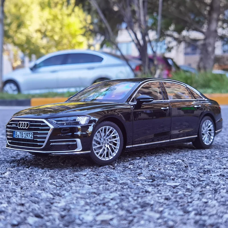 

В наличии: 1:18 Audi A8L W12, литая под давлением модель автомобиля из сплава, праздничная подарочная игрушка для мальчиков, коллекционный предмет для взрослых.