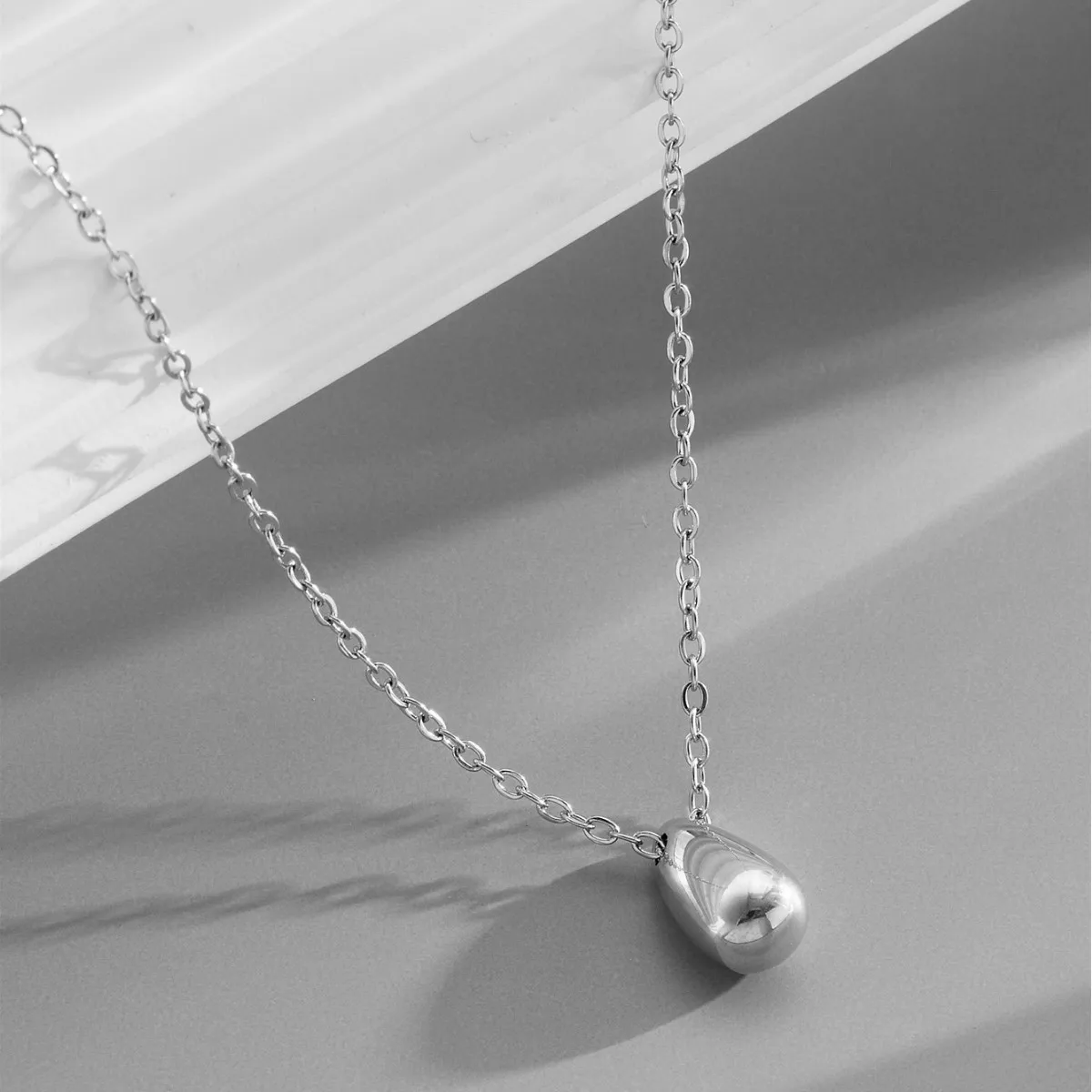 The 18K gold water drop necklace in the cold style of Instagram features a simple, trendy, versatile and niche design