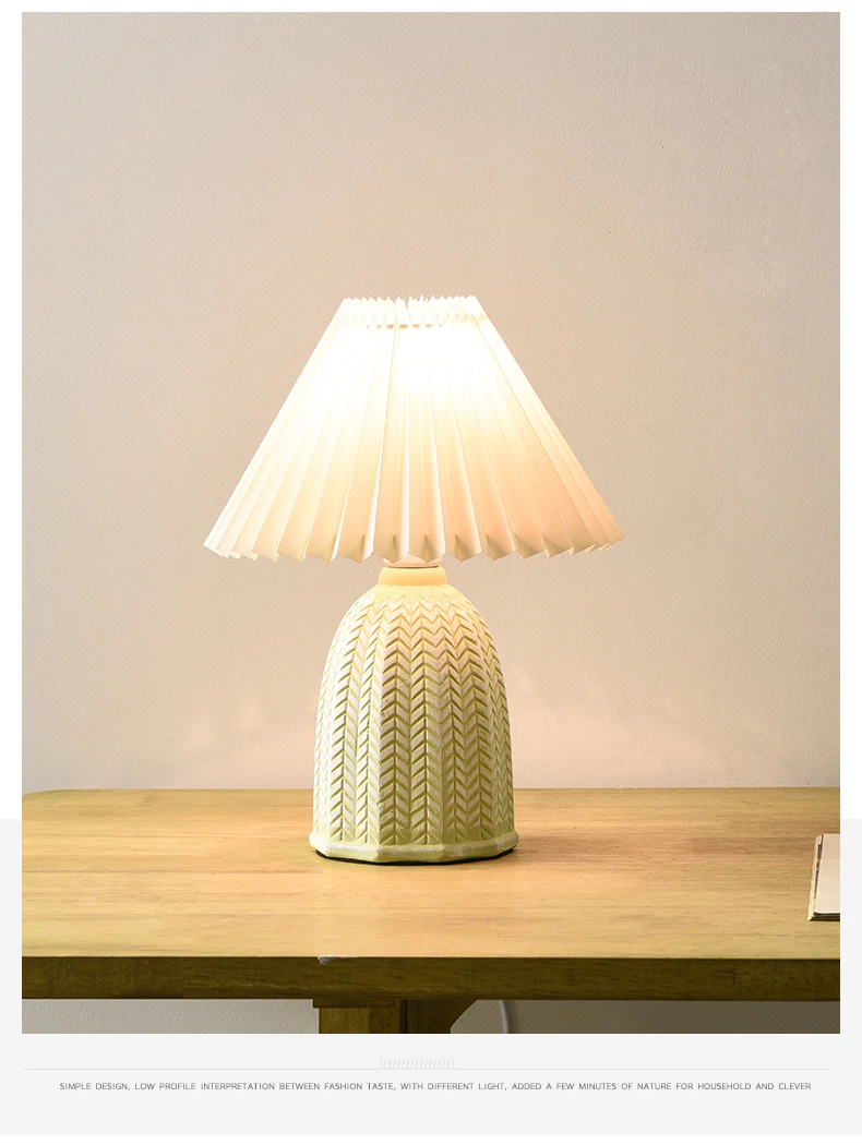 2022 New Korean Style Girl's Popular Flower Lampshade Green Ceramic Ins Vintage Modern Fresh Style Bedroom Decoration Table Lamp