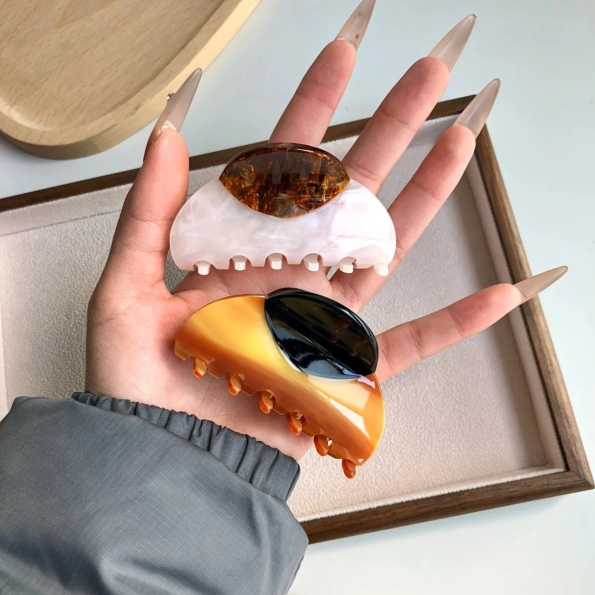 قطعة واحدة من مشبك الشعر الفرنسي الأنيق ذو اللونين مع تصميم من الحبوب الخشبية والرخام مثالي لمشابك الشعر اللطيفة للاستخدام اليومي غير الرسمي