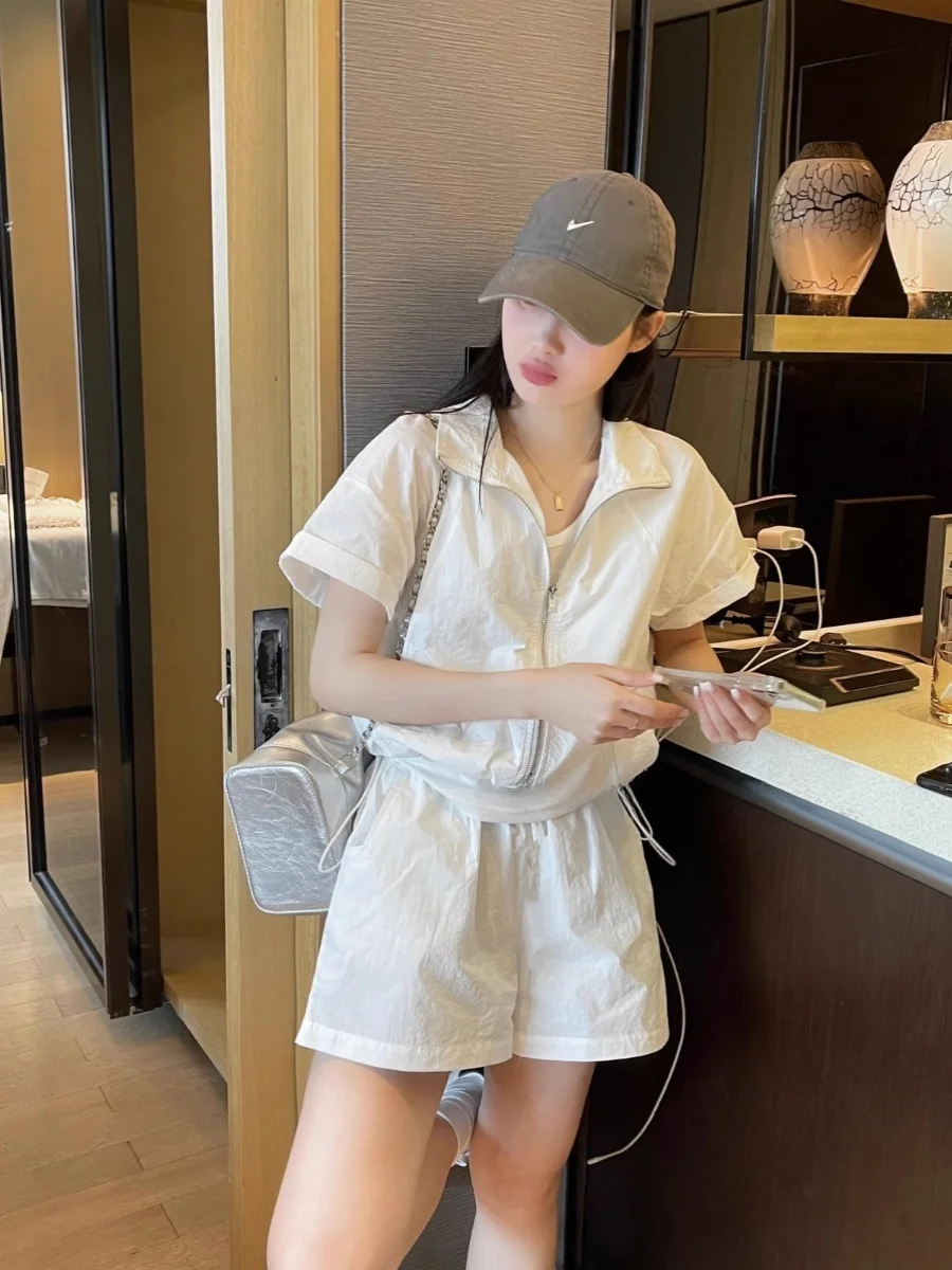 

Новый летний свободный комплект с защитой от солнца на молнии, повседневный комплект с короткими рукавами, женский модный комплект в гонконгском стиле, дизайн с короткими шортами