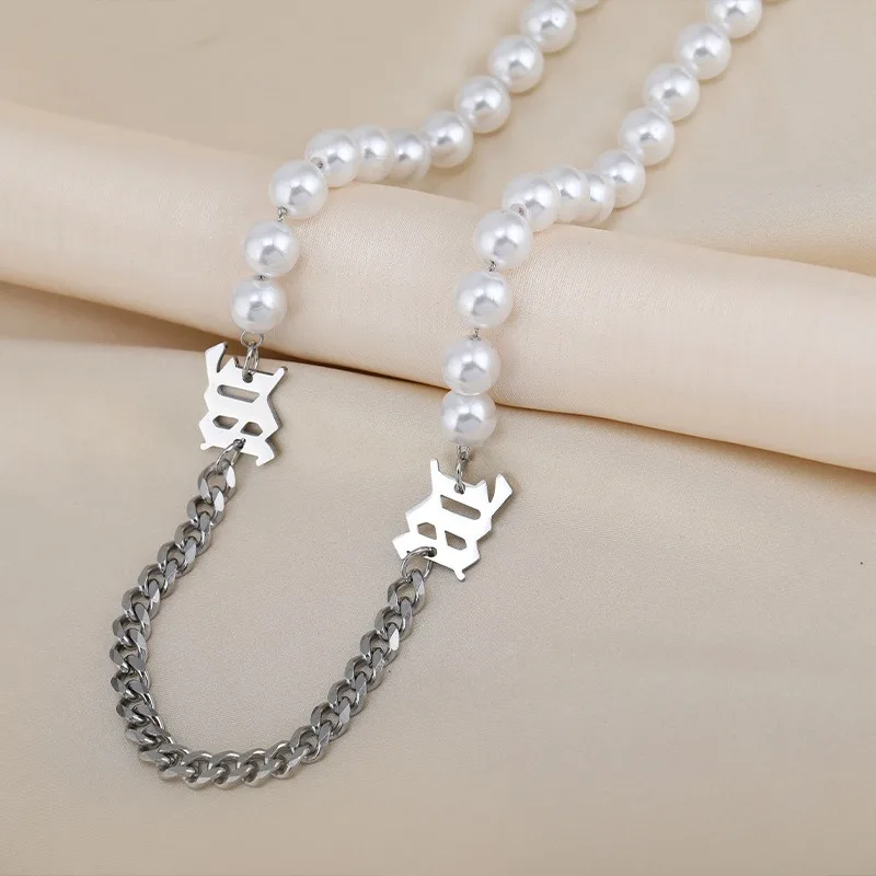 إكسسوارات عصرية مثل سلاسل السترات المتخصصة والقلائد وسلاسل الترقوة النسائية وسلاسل الحروف