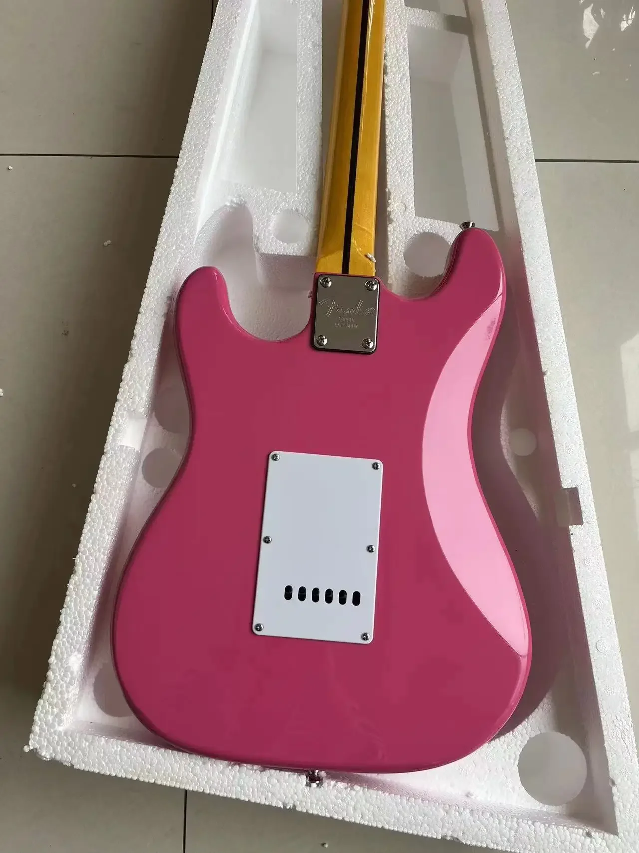 Send in 1 days stratocaste-r custom body 6 string  Electric Guitar in stock FSFJHKLCCA