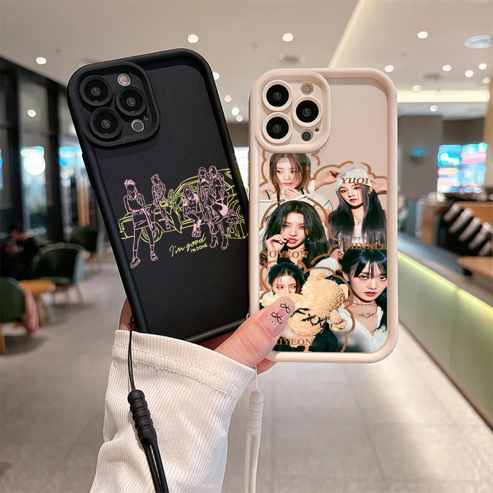 Kpop G-GIDLE custodia per telefono I FEEL per IPhone 15 14 13 12 11 Pro Max Mini XR XS X 7 8 Plus Cover posteriore morbida in TPU con cinturino a