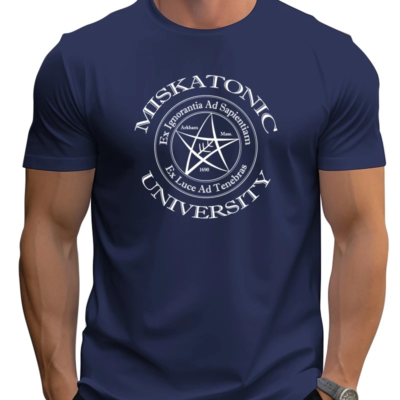 

CafePress — Университет Мискатоник — мужская приталенная футболка, стильная винтажная футболка с принтом