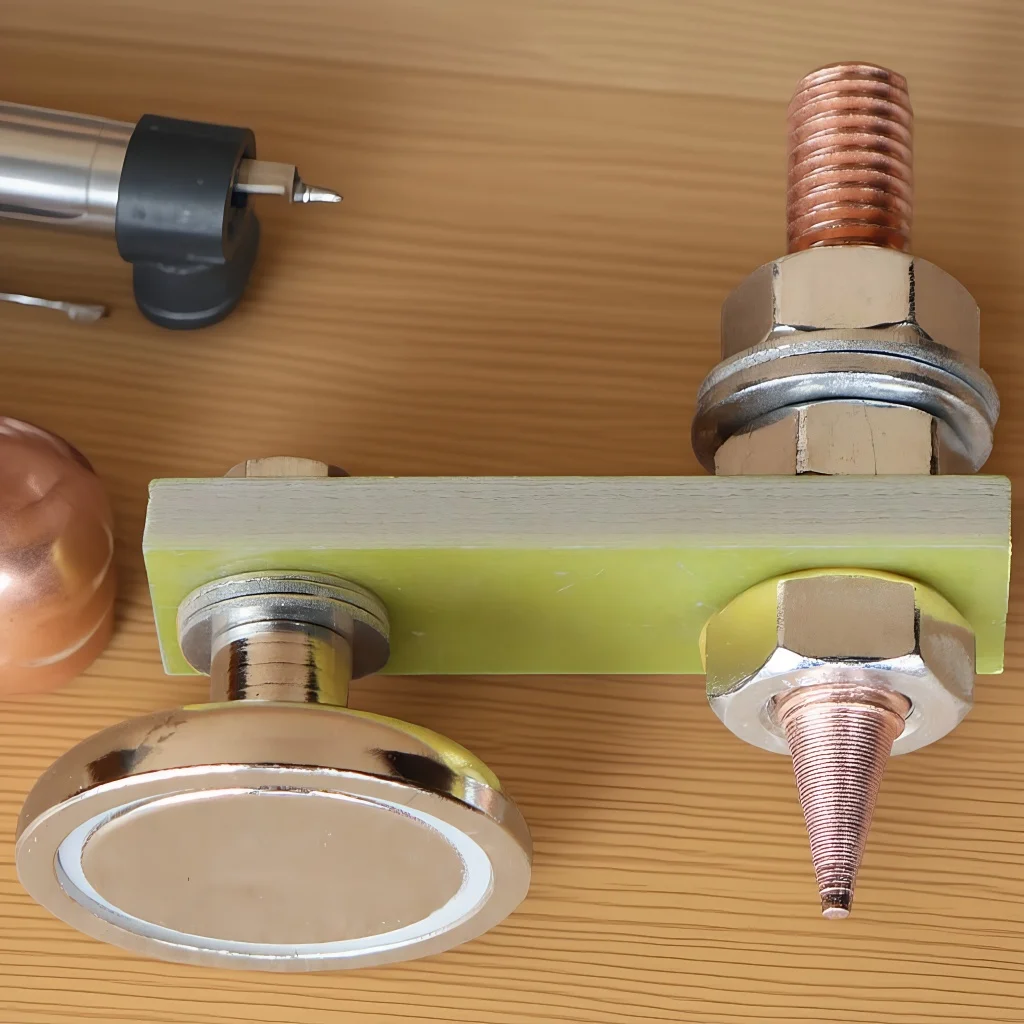 

Необходимый сварочный инструмент, магнитный зажим для заземления и держатель заготовки для сильной и надежной сварки