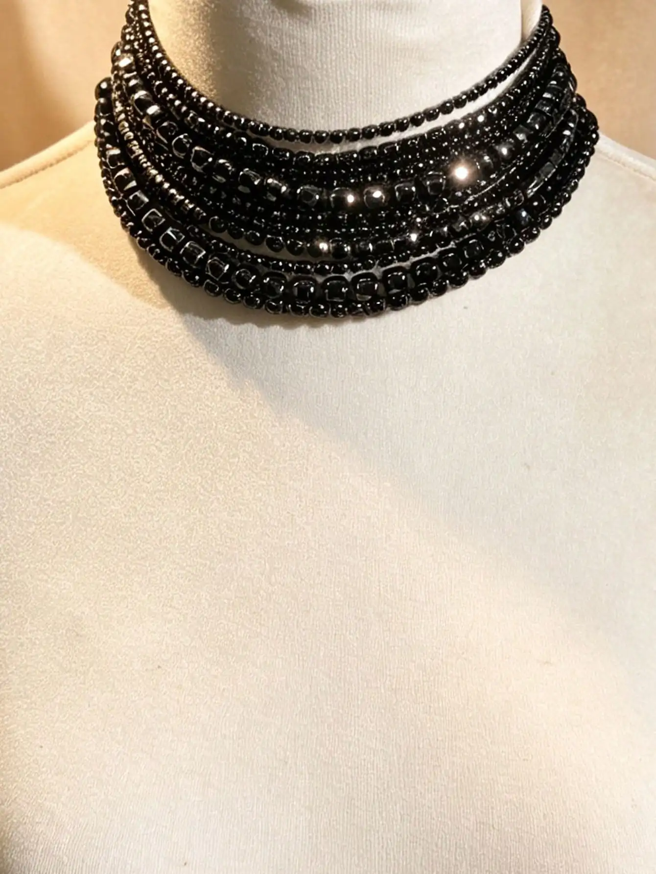 Schwarze Strass-Mehrschicht-Halskette im Gun-Tone-Stil, Statement-Kragen für Damen, Party-, Abschlussball- und Nachtclub-Outfits – Detail 7